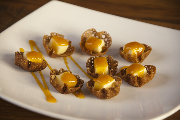 Cestinhas de queijo brie com damasco, eleito o melhor restaurante francês pela Veja Comer e Beber 2013/2014 Cestinhas de queijo brie com damasco, eleito o melhor restaurante francês pela Veja Comer e Beber 2013/2014