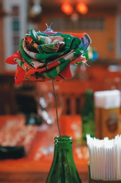 Sobre a mesa: flor de chita Sobre a mesa: flor de chita