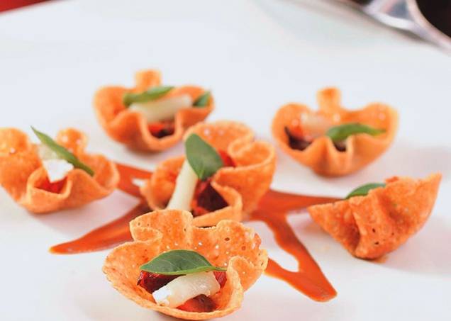 Cestinhas de tomate refogado e queijo de cabra Cestinhas de tomate refogado e queijo de cabra