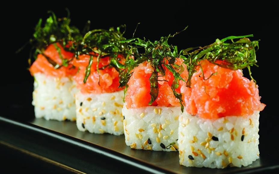 Shi Green: rolls de salmão com crocante de alho-poró e couve Shi Green: rolls de salmão com crocante de alho-poró e couve