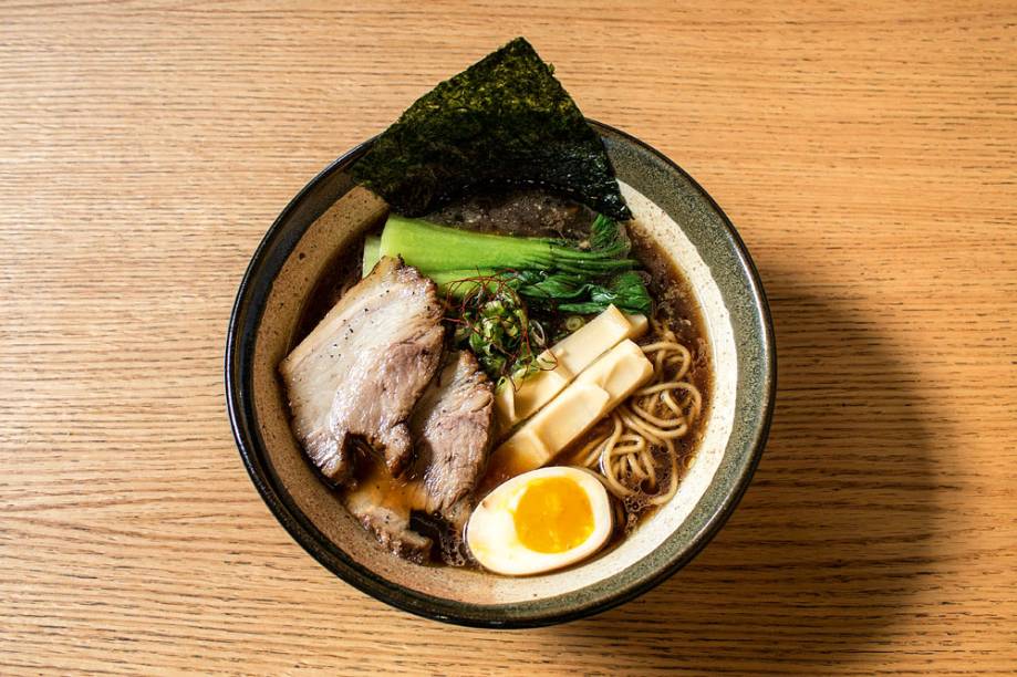 O shoyu lámen vem no caldo no estilo ton tori chintan, feito com porco e galinha, e seus toppings incluem barriga de porco, ovo e broto de bambu