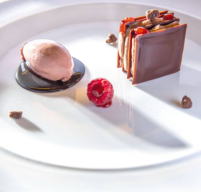 Chocolate, framboesa, pimentão e crumble de cacau: sobremesa do menu Chocolate, framboesa, pimentão e crumble de cacau: sobremesa do menu