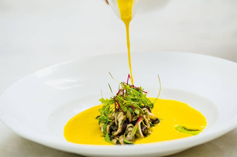 Abóbora: sopa cremosa do legume com mix de cogumelos e um toque de wassabi Abóbora: sopa cremosa do legume com mix de cogumelos e um toque de wassabi