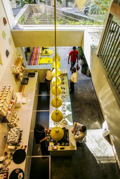 Os sorvetes ficam guardados em recipientes metálicos fechados Os sorvetes ficam guardados em recipientes metálicos fechados