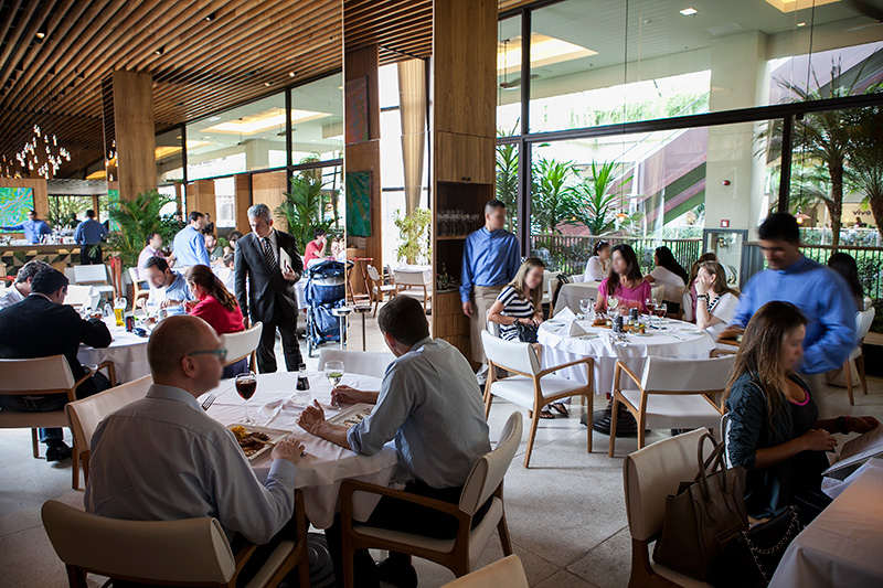 Salão bonito e concorrido: visível do corredor do shopping Salão bonito e concorrido: visível do corredor do shopping