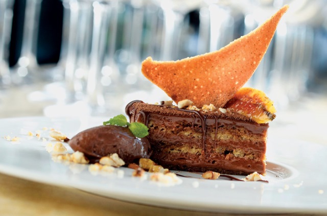 Tiramisu: feito com Nutella e banana com sorvete de café ao lado Tiramisu: feito com Nutella e banana com sorvete de café ao lado