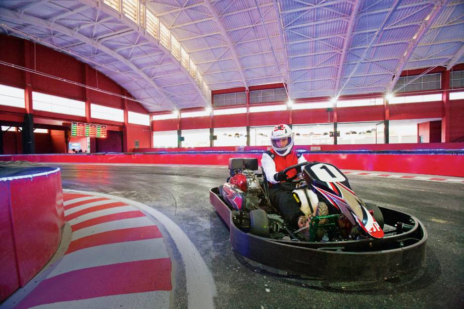 Pista do kartódromo é cercada de fios de LED