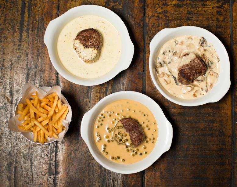 Steaks com fritas: aos molhos de mostarda, cogumelo-de-paris ou pimenta-verde, todos com creme de leite Steaks com fritas: aos molhos de mostarda, cogumelo-de-paris ou pimenta-verde, todos com creme de leite