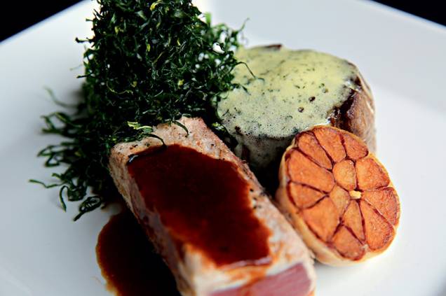Filé-mignon mais atum, alho e couve Filé-mignon mais atum, alho e couve