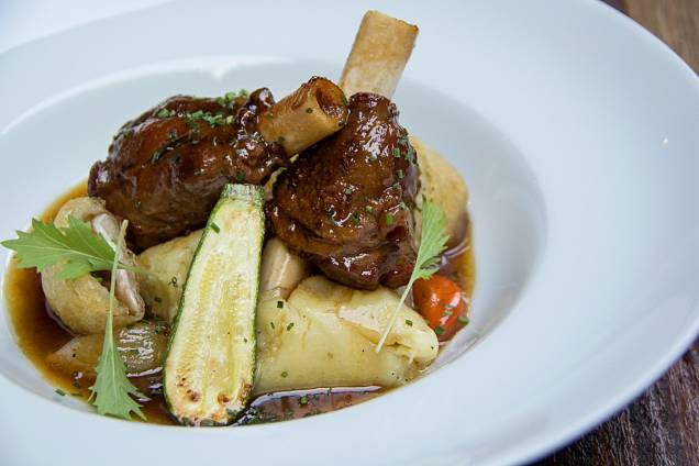 Stinco de cordeiro, vem com um mix de legumes, purê de batata e cogumelo shiitake empanado e crocante Stinco de cordeiro, vem com um mix de legumes, purê de batata e cogumelo shiitake empanado e crocante