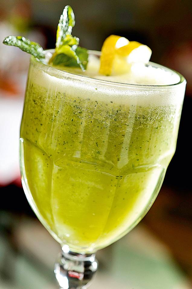 Detox: suco verde de água de coco, limão-siciliano, hortelã e abacaxi Detox: suco verde de água de coco, limão-siciliano, hortelã e abacaxi