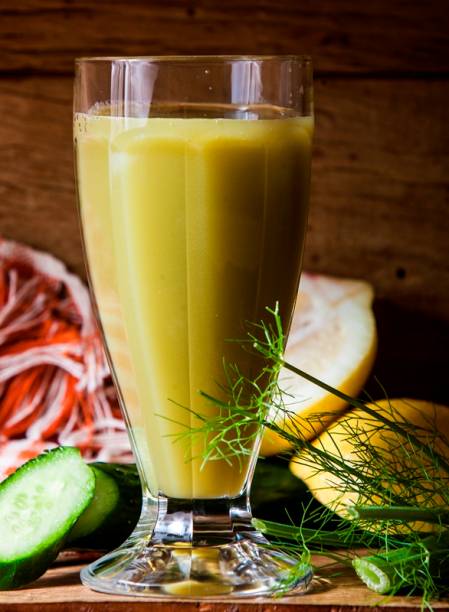 Suco verde de pepino, erva-doce, maçã, menta, limão-siciliano e gengibre