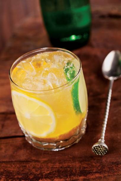 Carta de bebidas: versão de limões, cachaça e água com gás Carta de bebidas: versão de limões, cachaça e água com gás