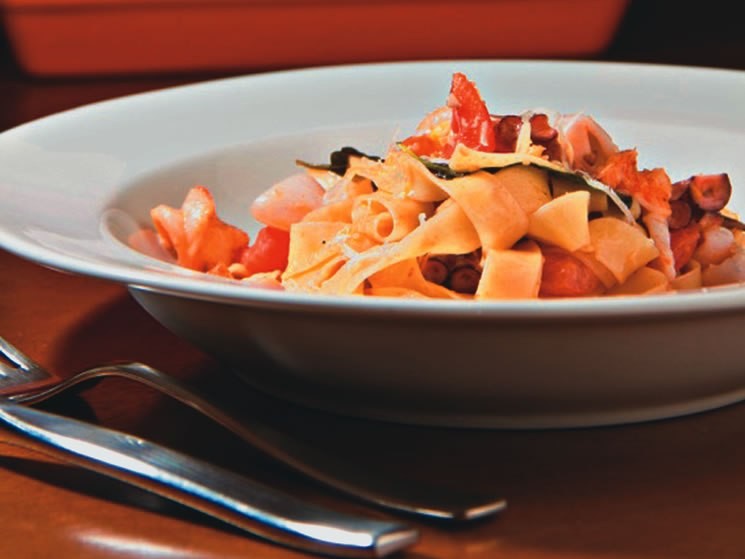 Talharim com frutos do mar: um dos pratos do menu executivo do Suri Ceviche Bar Talharim com frutos do mar: um dos pratos do menu executivo do Suri Ceviche Bar