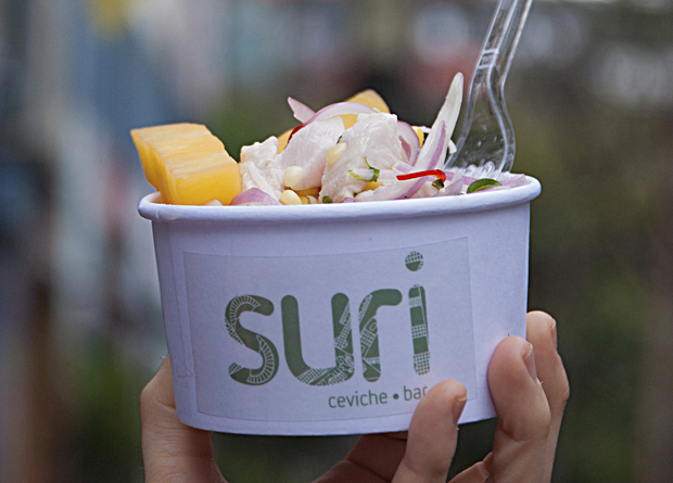 Suri: ceviche de peixe branco servido na calçada