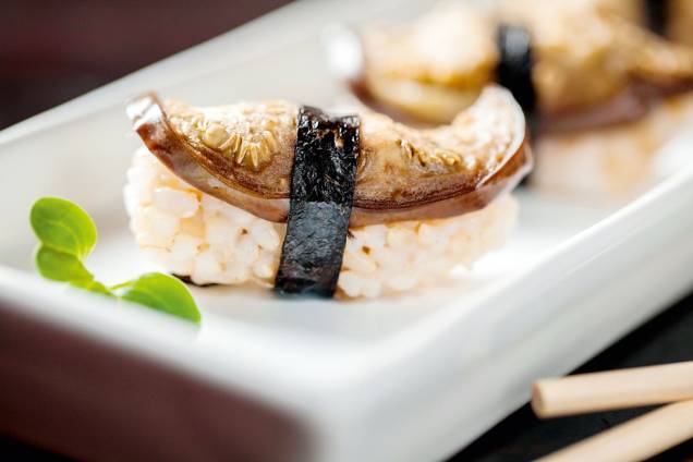 SassáSushi: sushi de berinjela com alho SassáSushi: sushi de berinjela com alho