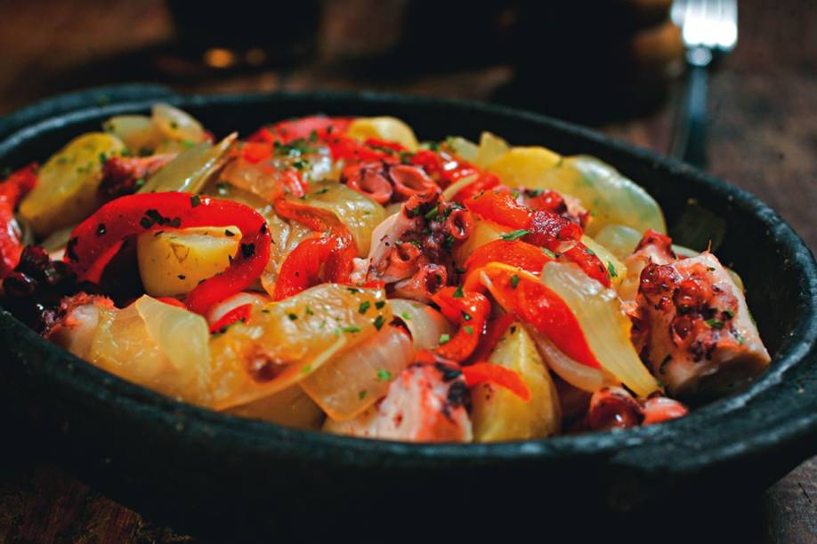 Polvo à moda, com batata, cebola e pimentão