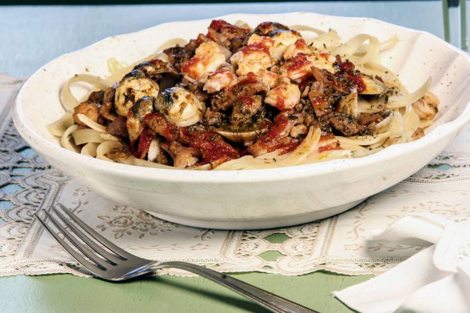 Fusilli com linguiça defumada ao molho de tomate e o talharim aos frutos do mar