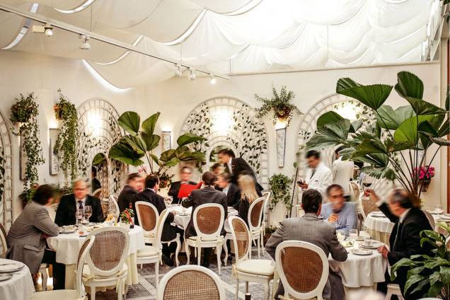 salão do restaurante: cenário concorrido salão do restaurante: cenário concorrido