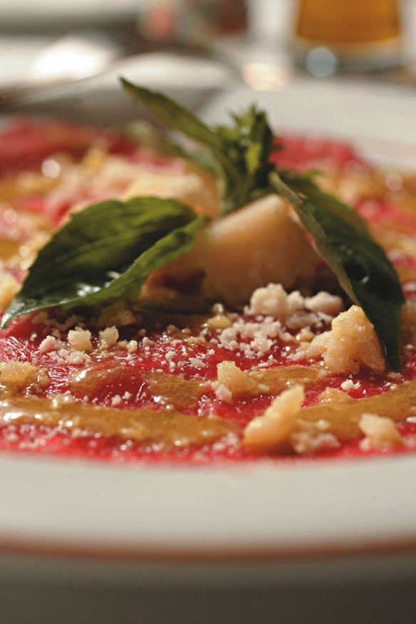 Entrada do La Tambouille: o carpaccio coberto por lascas de queijo grana padano Entrada do La Tambouille: o carpaccio coberto por lascas de queijo grana padano