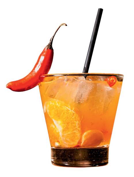 Caipirinha de pimenta dedo-de-moça com tangerina Caipirinha de pimenta dedo-de-moça com tangerina