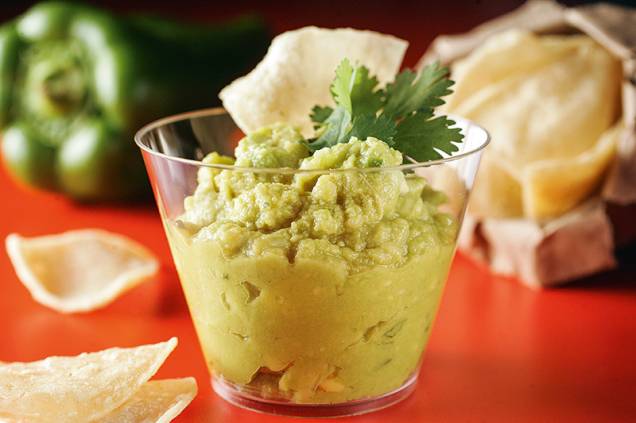 Porção de guacamole para comer com totopos Porção de guacamole para comer com totopos