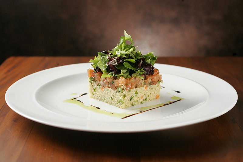 Tartare de salmão com cuscuz marroquino: leveza notável Tartare de salmão com cuscuz marroquino: leveza notável