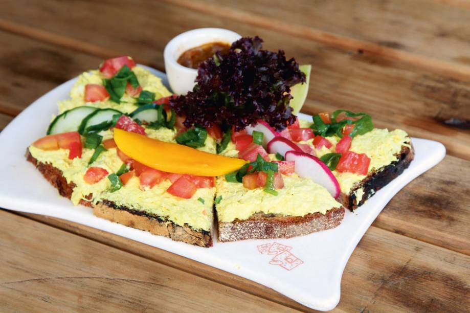 Tartine de frango ao curry com tomate, cebolinha e chutney de manga Tartine de frango ao curry com tomate, cebolinha e chutney de manga
