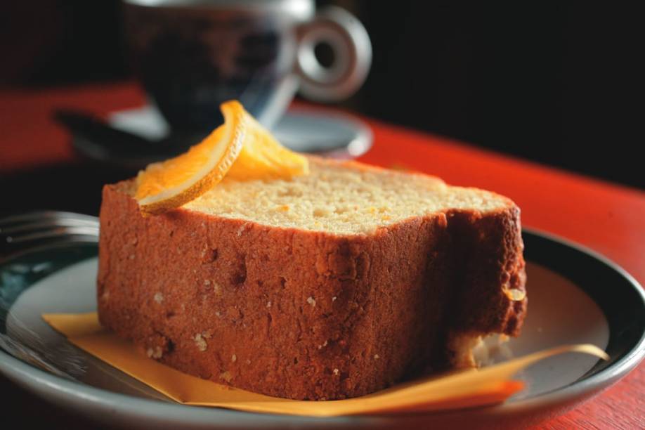 Bolo fofo de laranja mais uma xícara de café coado