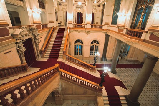 Hall e escadarias: 1.000 metros quadrados de carpetes novos Hall e escadarias: 1.000 metros quadrados de carpetes novos