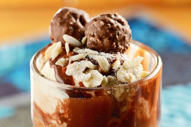 Creme de avelã e chocolate: aparece em forma de calda na sobremesa apelidada de "the best" Creme de avelã e chocolate: aparece em forma de calda na sobremesa apelidada de "the best"