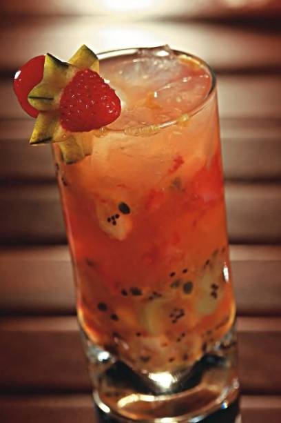 Caipirinha de frutas mistas com shochu, destilado japonês Caipirinha de frutas mistas com shochu, destilado japonês