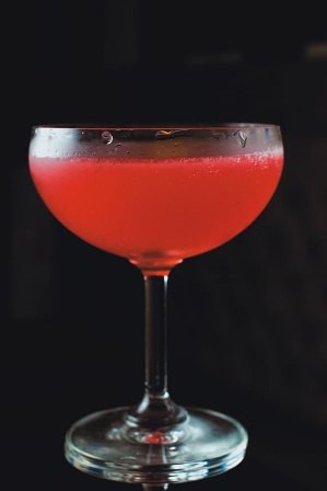 O dita: em uma taça de champanhe à moda antiga O dita: em uma taça de champanhe à moda antiga