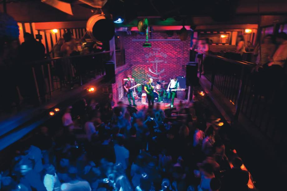 O palco com os músicos em ação: shows de pop e rock O palco com os músicos em ação: shows de pop e rock