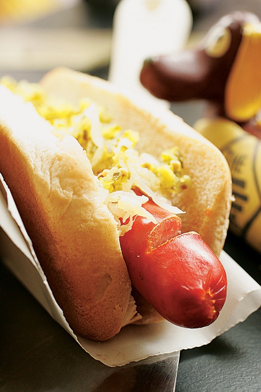O hot-dog de salsicha húngara, feita de carnes bovina e suína, chucrute e relish de pepino O hot-dog de salsicha húngara, feita de carnes bovina e suína, chucrute e relish de pepino