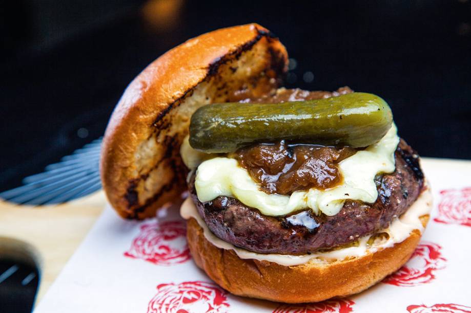 O tiger burger, com cebola defumada, maionese e picles O tiger burger, com cebola defumada, maionese e picles