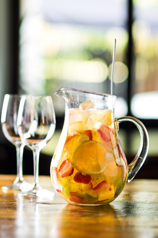 Para seis taças, a sangria mistura vinho branco, refrigerante cítrico, licor de laranja e frutas