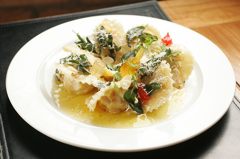 Tortelli de abóbora e amareto na manteiga e sálvia com amêndoas Tortelli de abóbora e amareto na manteiga e sálvia com amêndoas