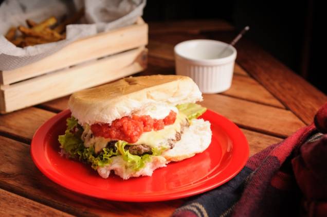 O ipiranga, prensado e acrescido de molho de tomate fresco, remete ao clássico Hambúrguer do Seu Oswaldo O ipiranga, prensado e acrescido de molho de tomate fresco, remete ao clássico Hambúrguer do Seu Oswaldo