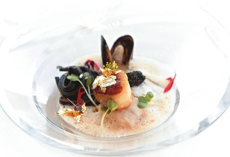 Robalo guarnecido de alho-poró, mexilhão, vieira e caviar osetra: receita do chef Benoît Sinthon Robalo guarnecido de alho-poró, mexilhão, vieira e caviar osetra: receita do chef Benoît Sinthon