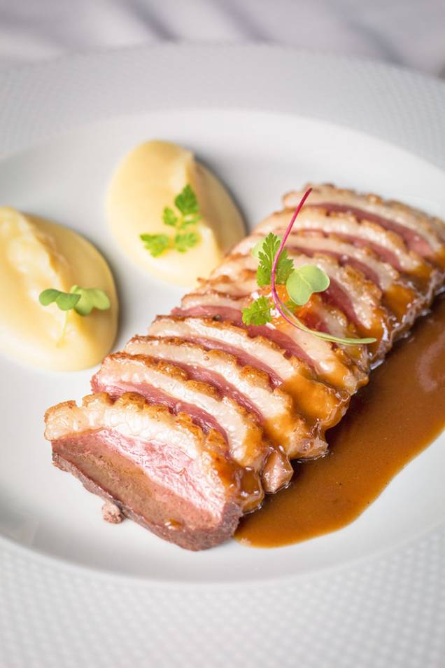 Peito de pato fatiado aomolho demi-glace e mostarda de Cremona Peito de pato fatiado aomolho demi-glace e mostarda de Cremona