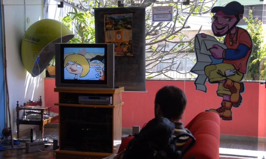 TV a cabo e DVD na sala do Praça da Árvore Hostel, primeiro albergue da cidade TV a cabo e DVD na sala do Praça da Árvore Hostel, primeiro albergue da cidade