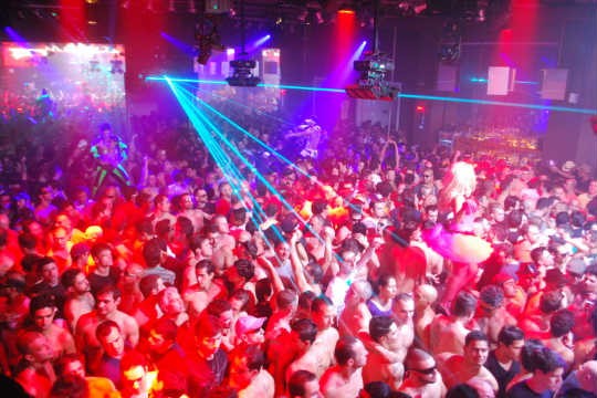 The Week: de vermelho para o Dia Mundial de Combate a AIDS The Week: de vermelho para o Dia Mundial de Combate a AIDS