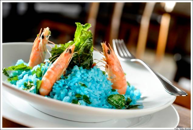 Receita de Lina Bo Bardi: arroz azul com camarão e chips de couve Receita de Lina Bo Bardi: arroz azul com camarão e chips de couve