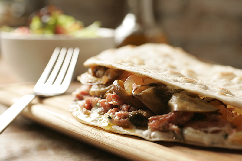 Piadina de linguiça artesanal, coalhada seca, coentro e berinjela