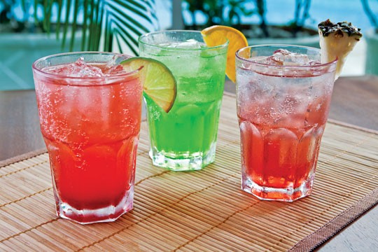 Morango, Maçã Verde e Cranberry: mix de limão e açúcar, concentrado de frutas, cubos de gelo e água com gás. Onde encontrar: Viena Delicatessen. Morango, Maçã Verde e Cranberry: mix de limão e açúcar, concentrado de frutas, cubos de gelo e água com gás. Onde encontrar: Viena Delicatessen.