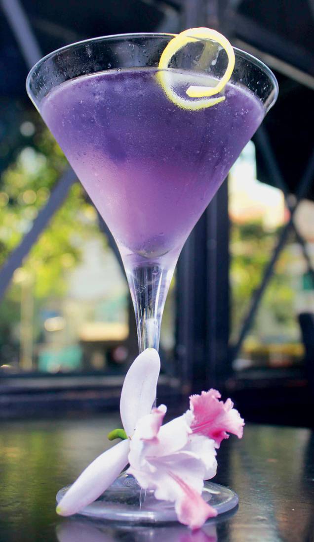 O violet martini, feito com limão e vermute O violet martini, feito com limão e vermute