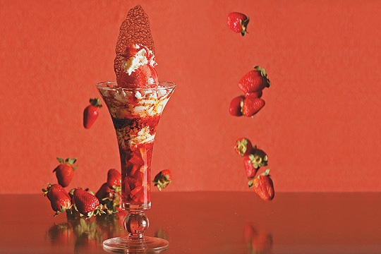 Taça com bolas de creme e morango, chantilly e uma telinha de amêndoa: criação de Laurent Suaudeau Taça com bolas de creme e morango, chantilly e uma telinha de amêndoa: criação de Laurent Suaudeau