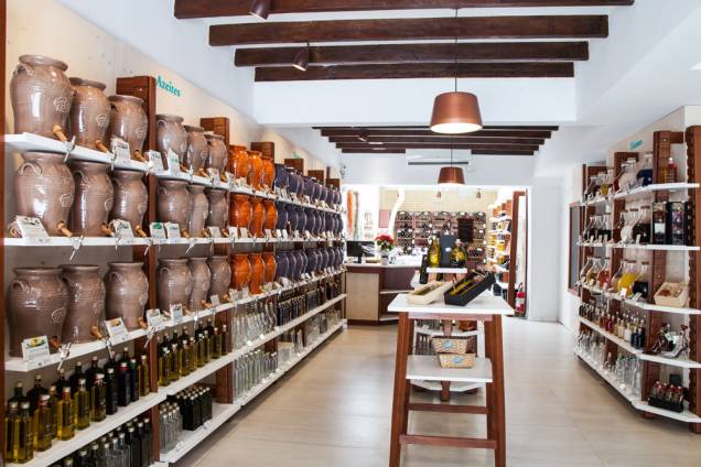 Nas prateleiras: ânforas guardam os produtos Nas prateleiras: ânforas guardam os produtos