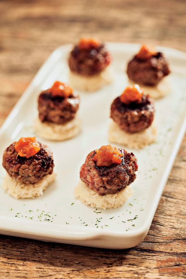 Canapé de carne de wagyu e chutney de tomate